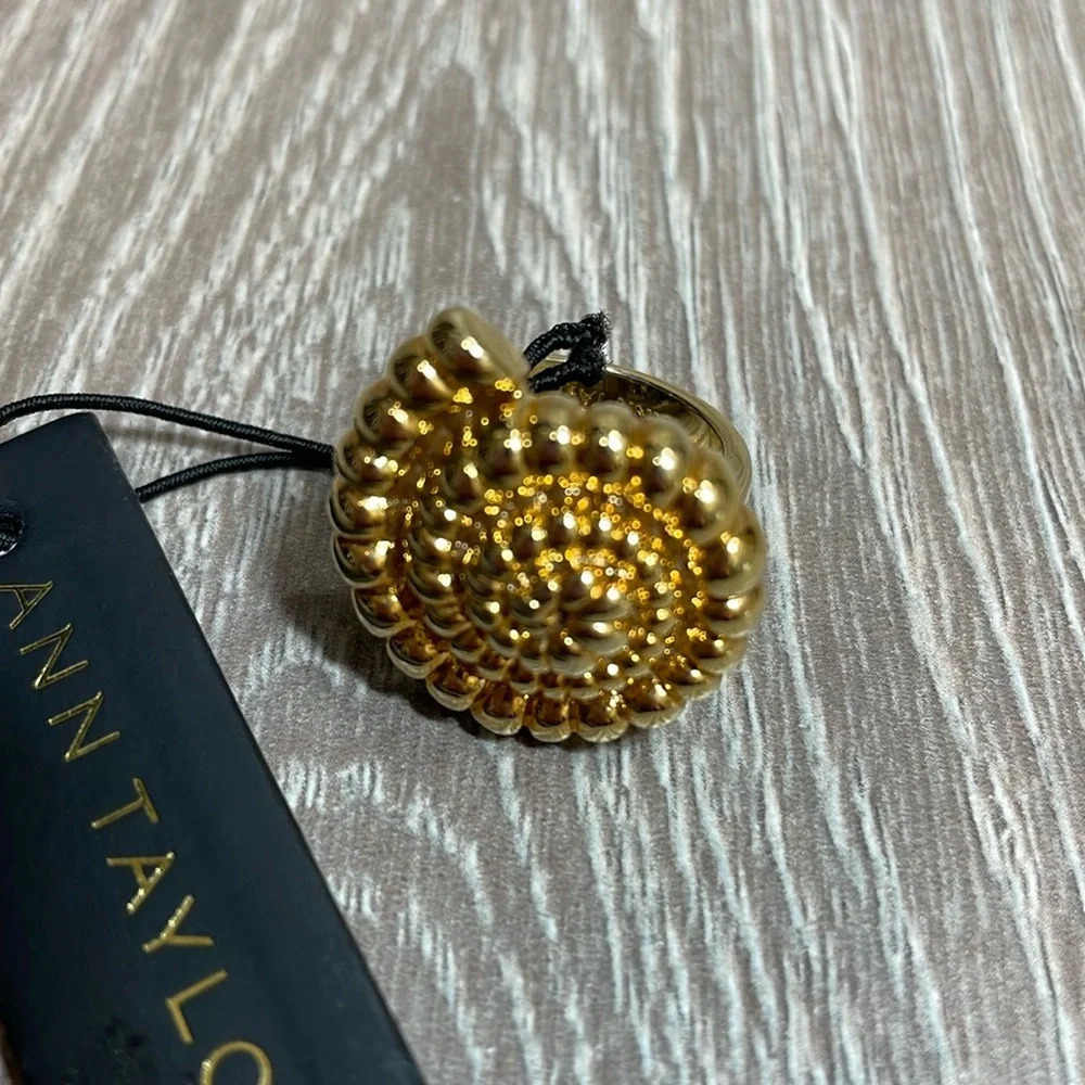 NWT Ann Taylor Gold Tone Seashell Ring Statement Cocktail Size 6
